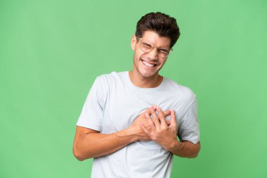 Kafkasyalı yakışıklı, soyutlanmış bir geçmişi var. Kalbinde bir ağrı var.