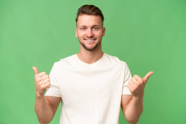 Sarışın, beyaz, soyutlanmış bir geçmişi olan, iyi niyetli ve gülümseyen bir adam.