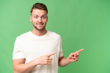 Sarışın, beyaz, soyutlanmış bir geçmişi olan, korkmuş ve yüzünü gösteren genç bir adam.