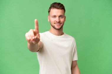 Sarışın, beyaz, soyutlanmış bir geçmişi olan, parmağını kaldıran bir adam.