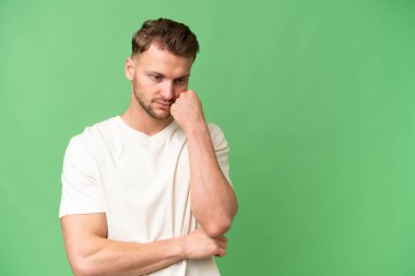 Sarışın, beyaz, soyutlanmış, yorgun ve sıkılmış bir yüzü olan bir adam.