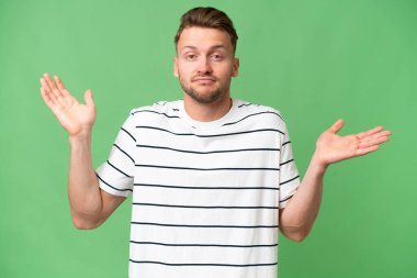 İzole edilmiş geçmişi olan genç sarışın beyaz bir adam şüpheli hareketler yapıyor.