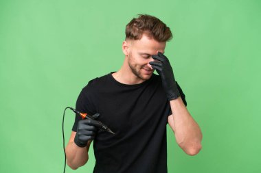 Dövme sanatçısı Kafkas arka planda gülüyor