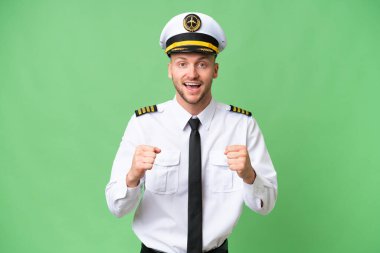Uçak pilotu arka planda galibiyeti kutluyor.