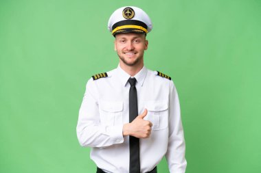 Uçak pilotu, izole edilmiş arkaplanda baş parmak hareketi yapıyor.