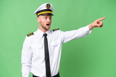 İzole edilmiş arka planda uçak pilotu var.