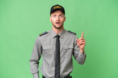 İzole edilmiş arka planda genç bir beyaz adam bir fikri işaret ederek...