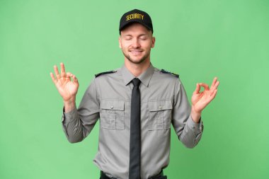 Zen pozisyonunda izole edilmiş genç bir beyaz adam.