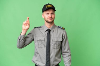 Genç bir beyaz adam tecrit edilmiş geçmişinde şans diliyor.