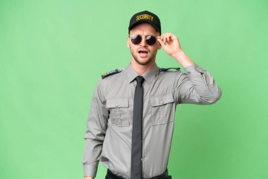 Gözlüklü ve şaşırmış genç bir beyaz adam.