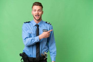 Tecrit edilmiş genç bir polis. Şaşırmış ve işaret ediyor.