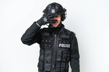 İzole edilmiş beyaz arkaplan üzerinde SWAT adam eller ve gülümseme kapalı