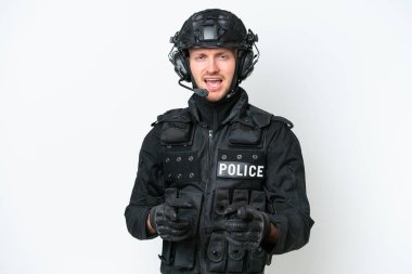 İzole edilmiş beyaz arka plan üzerinde SWAT adamı öne bakıyor ve gülümsüyor.