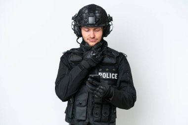 İzole edilmiş beyaz arka plan üzerinde SWAT adamı düşünüp bir mesaj gönderiyor.