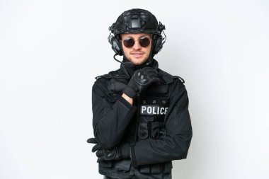 Gözlüklü ve gülümseyen, izole edilmiş beyaz arka planı olan SWAT adamı.