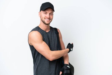 İzole edilmiş beyaz arka planda spor çantasıyla genç sarışın beyaz adam.