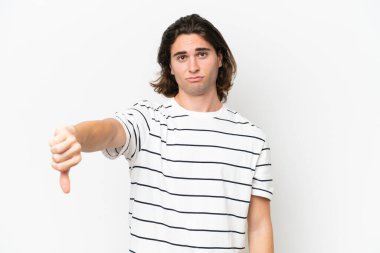 Beyaz arka planda izole edilmiş genç ve yakışıklı bir adam.