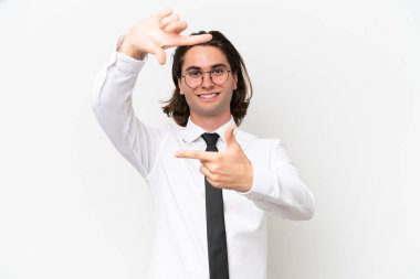 Beyaz arka planda izole edilmiş yakışıklı iş adamı odaklı yüz. Çerçeve sembolü