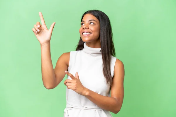 Joven Mujer Afroamericana Sobre Fondo Aislado Señalando Con Dedo Índice —  Fotos de Stock