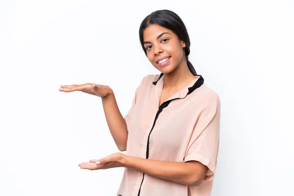 Jonge Afro Amerikaanse Vrouw Geïsoleerd Witte Achtergrond Houden Copyspace Een — Stockfoto