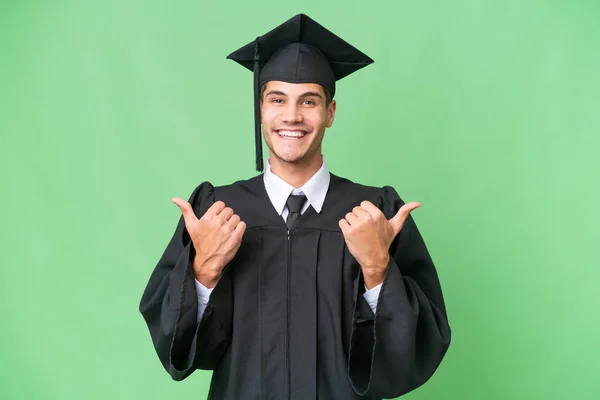 Νεαρός Απόφοιτος Πανεπιστημίου Καυκάσιος Άνδρας Πάνω Από Απομονωμένο Υπόβαθρο Αντίχειρες — Φωτογραφία Αρχείου