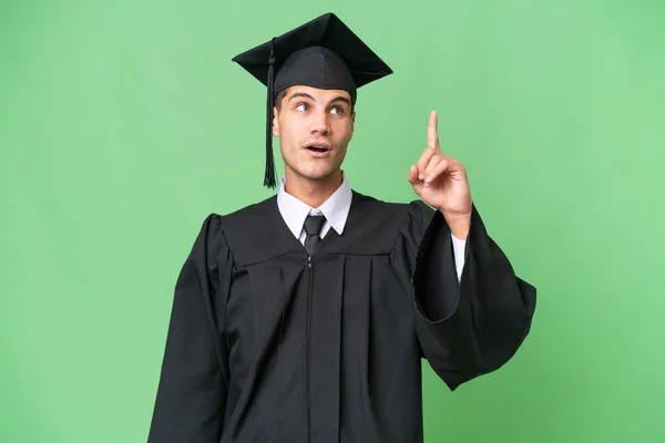 Νεαρός Απόφοιτος Πανεπιστημίου Καυκάσιος Άνδρας Πάνω Απομονωμένο Υπόβαθρο Που Σκοπεύει — Φωτογραφία Αρχείου