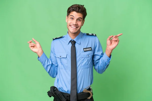 Молодий Поліцейський Над Ізольованим Тлом Вказує Палець Латералі Щасливий — стокове фото