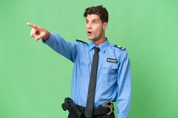 Jovem Policial Sobre Fundo Isolado Apontando Para Longe — Fotografia de Stock
