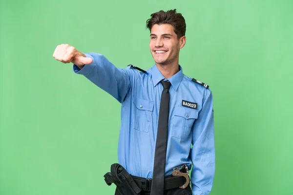 Молодий Поліцейський Над Ізольованим Тлом Дає Великий Жест Вгору — стокове фото