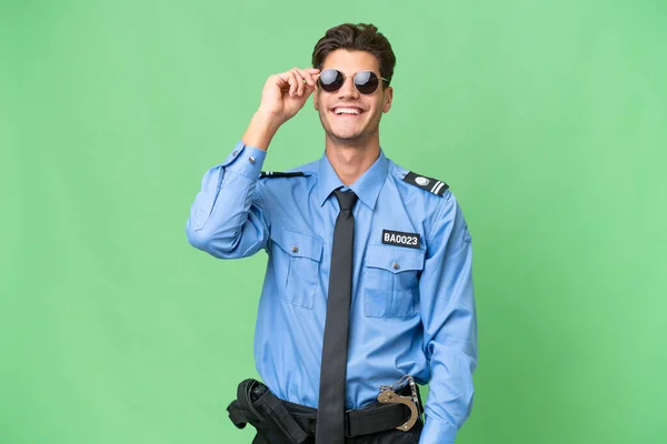 Jonge Politieman Geïsoleerde Achtergrond Met Bril Gelukkig — Stockfoto