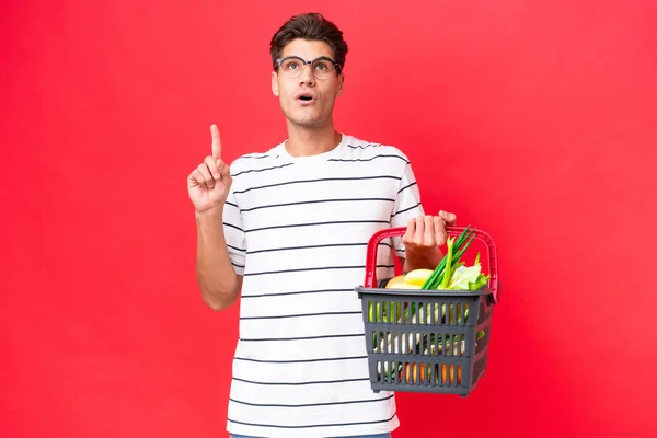 Junger Kaukasischer Mann Mit Einem Einkaufskorb Voller Lebensmittel Isoliert Auf — Stockfoto