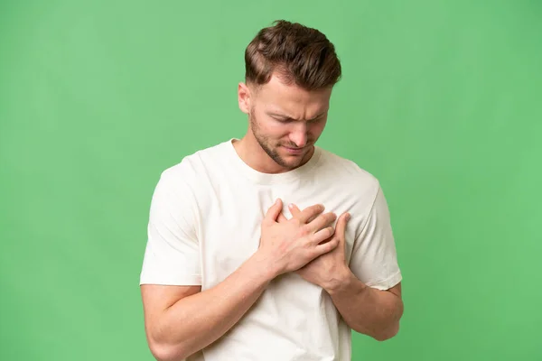 Joven Rubia Caucásica Hombre Sobre Aislado Fondo Teniendo Dolor Corazón —  Fotos de Stock