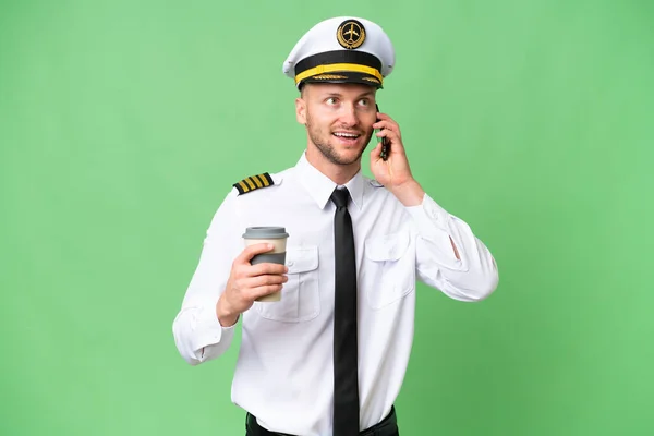 Vliegtuig Piloot Geïsoleerde Achtergrond Met Koffie Mee Nemen Een Mobiele — Stockfoto