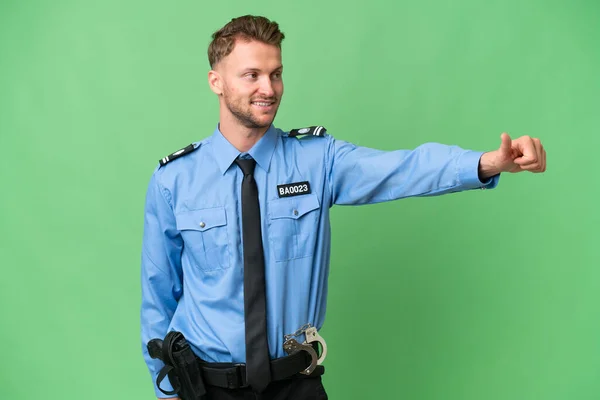 Молодий Поліцейський Над Ізольованим Тлом Дає Великий Жест Вгору — стокове фото
