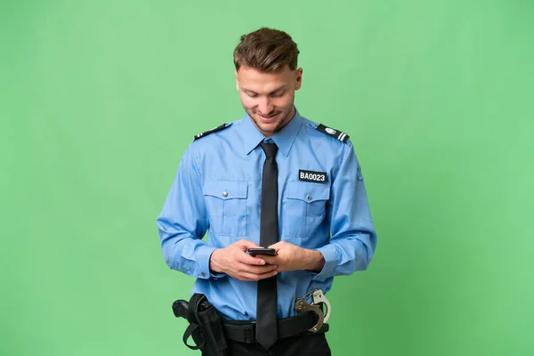 Młody Policjant Izolatki Wysyła Wiadomość Przez Komórkę — Zdjęcie stockowe
