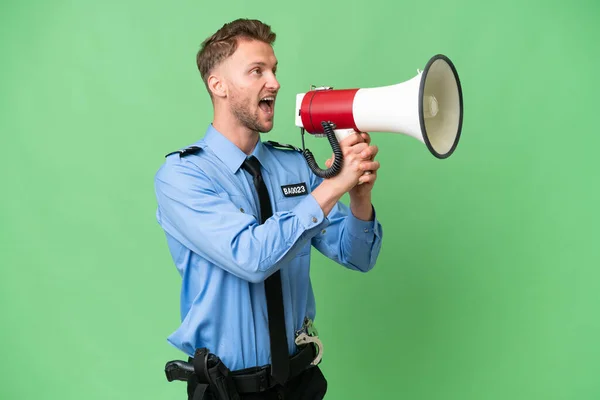Mladý Policista Přes Izolované Pozadí Křičí Přes Megafon — Stock fotografie