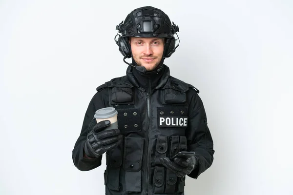 Swat Muž Přes Izolované Bílé Pozadí Drží Kávu Odnést Mobilní — Stock fotografie