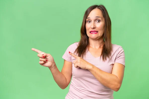 Middle Aged Caucasian Woman Isolated Background Frightened Pointing Side — Stock Photo, Image