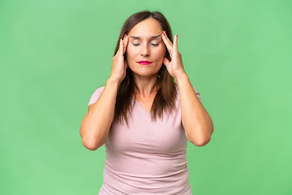 Kaukasische Frau Mittleren Alters Über Isolierten Hintergrund Mit Kopfschmerzen — Stockfoto