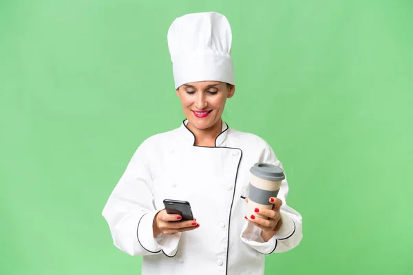 Mujer Chef Mediana Edad Sobre Fondo Aislado Sosteniendo Café Para —  Fotos de Stock