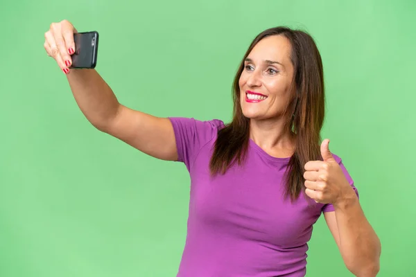 Donna Caucasica Mezza Età Sfondo Isolato Facendo Selfie Con Telefono — Foto Stock