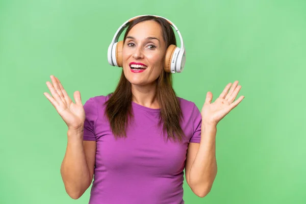 Middle Aged Caucasian Woman Isolated Background Surprised Listening Music — Stock Photo, Image