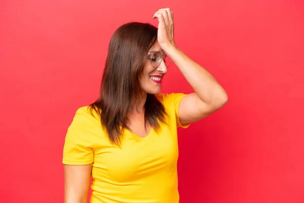 Middle Aged Caucasian Woman Isolated Red Background Has Realized Something — Stock Photo, Image
