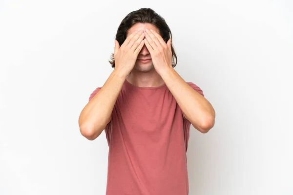 Ung Stilig Man Isolerad Vit Bakgrund Täcker Ögon Med Händer — Stockfoto