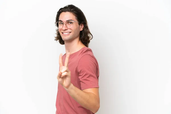 Junger Gutaussehender Mann Auf Weißem Hintergrund Lächelt Und Zeigt Siegeszeichen — Stockfoto