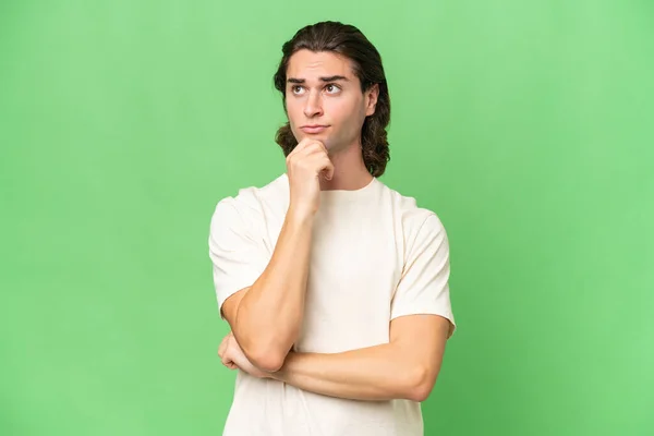 Jonge Blanke Man Geïsoleerd Groene Chroma Achtergrond Met Twijfels Denken — Stockfoto