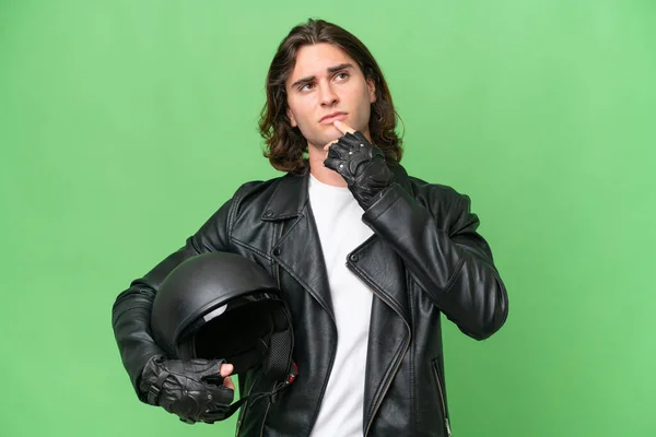 Joven Hombre Guapo Con Casco Motocicleta Aislado Sobre Fondo Croma —  Fotos de Stock