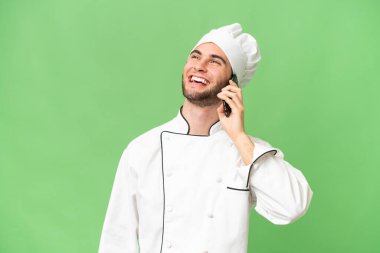 Genç, yakışıklı aşçı, izole bir geçmişi var. Cep telefonuyla sohbet ediyor.