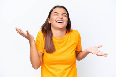 Beyaz arka planda izole edilmiş beyaz bir kadın, çok fazla gülümsüyor.