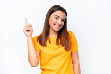 Beyaz arka planda izole edilmiş genç beyaz kadın en iyinin işareti olarak parmağını kaldırıyor ve gösteriyor.